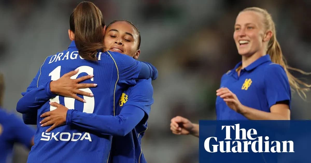 Futbolchilar quchoqlashayotgan paytda raqobatdagi lahza Futbolchilar quchoqlashayotgan paytda raqobatdagi lahza