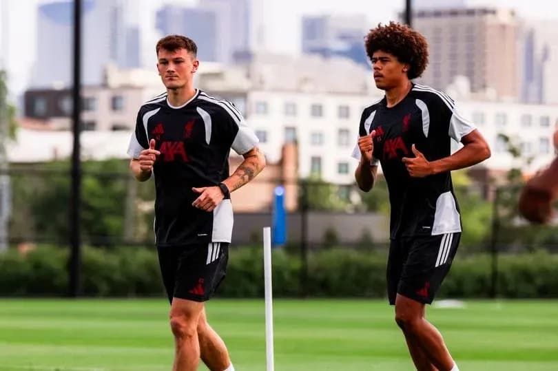 Ikkita futbolchi mashg'ulot maydonida yugurmoqda Ikkita futbolchi mashg'ulot maydonida yugurmoqda