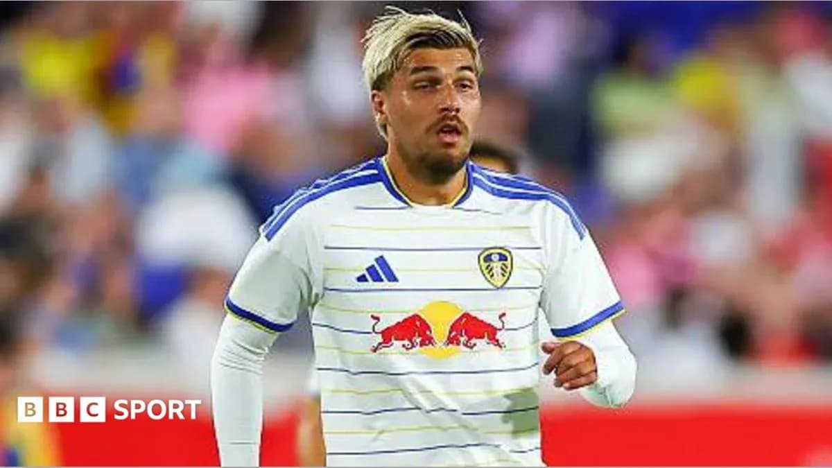 Futbolchi Leeds United formasida maydonda harakatda Futbolchi Leeds United formasida maydonda harakatda