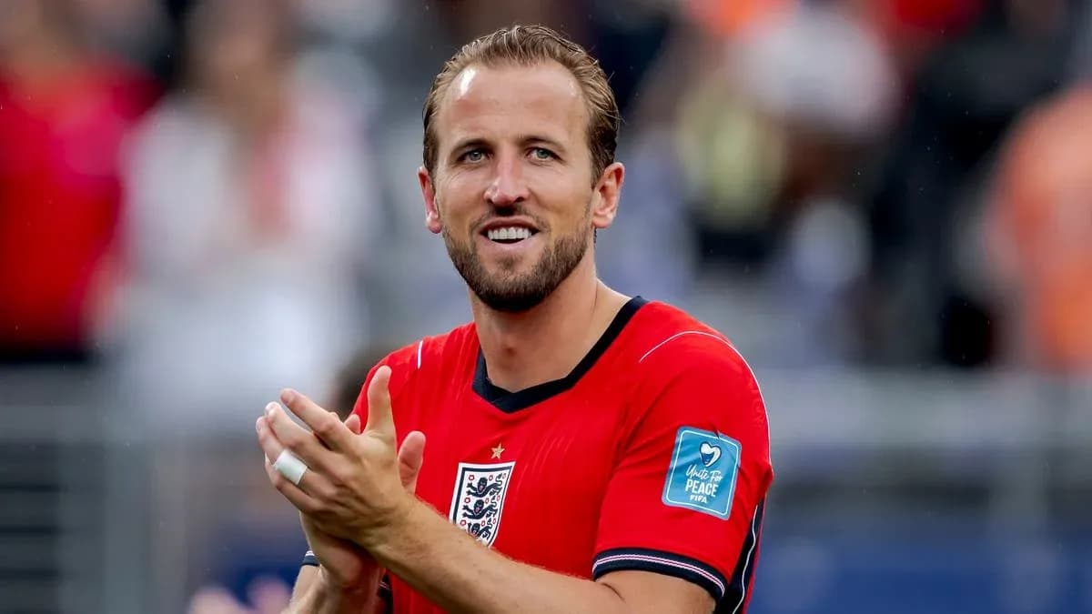 Futbolchi maydonda qo'llarini tepaga ko'tarib turgan Futbolchi maydonda qo'llarini tepaga ko'tarib turgan
