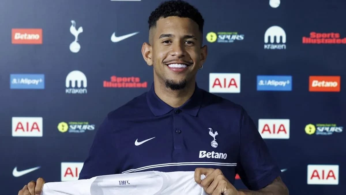 Futbolchi yangi formasini ko'rsatmoqda Futbolchi yangi formasini ko'rsatmoqda