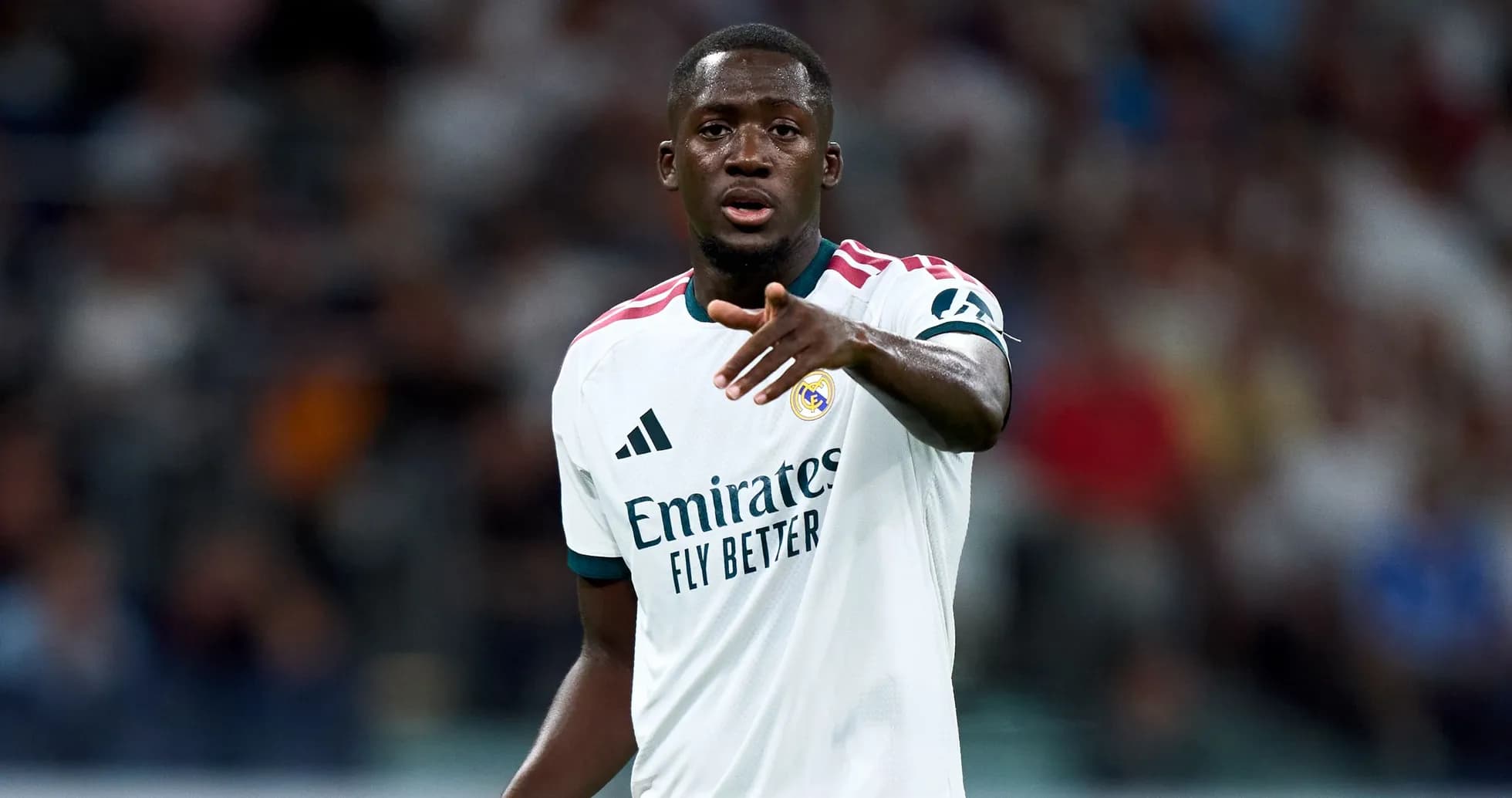 Futbolchi maydonda jamoaga ko'rsatma berayotgani Futbolchi maydonda jamoaga ko'rsatma berayotgani