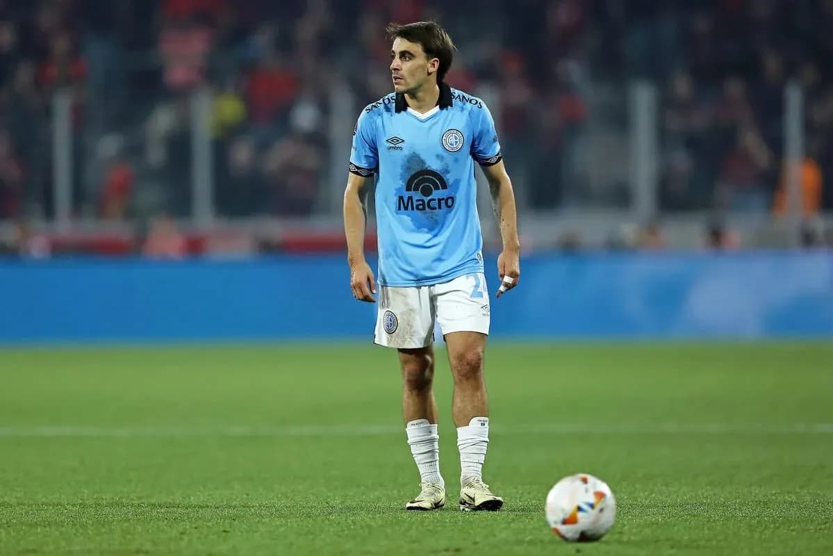 Futbolchi maydonda to'pga qarab turibdi Futbolchi maydonda to'pga qarab turibdi