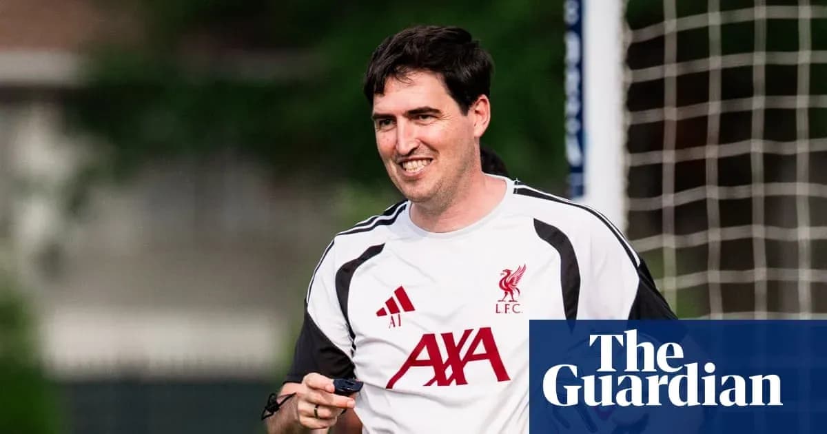 Murabbiy LFC formasida maydon bo'ylab yurmoqda Murabbiy LFC formasida maydon bo'ylab yurmoqda