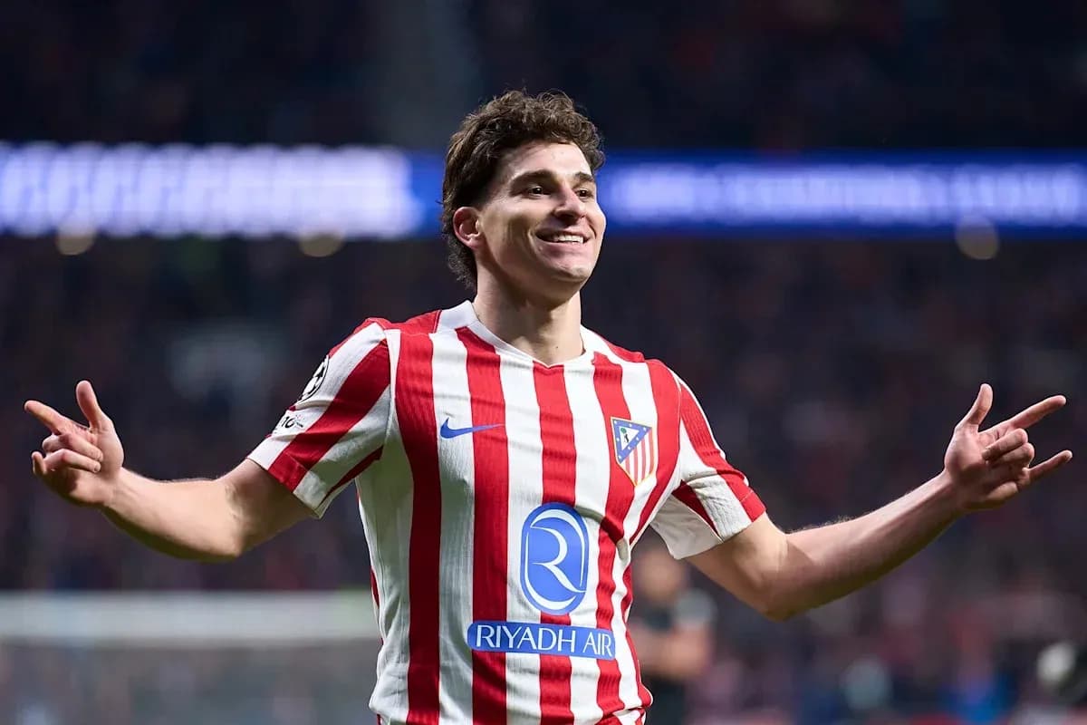 Futbolchi gollik harakat bilan maydonda Futbolchi gollik harakat bilan maydonda