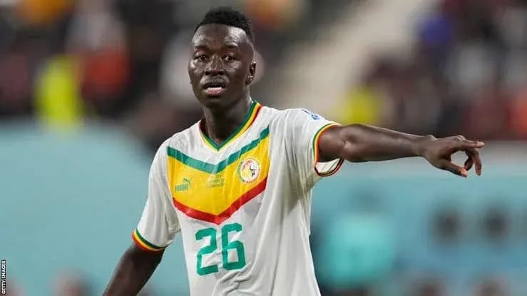 Futbolchi o'yinda jamoasiga ko'rsatma berayotgan Futbolchi o'yinda jamoasiga ko'rsatma berayotgan