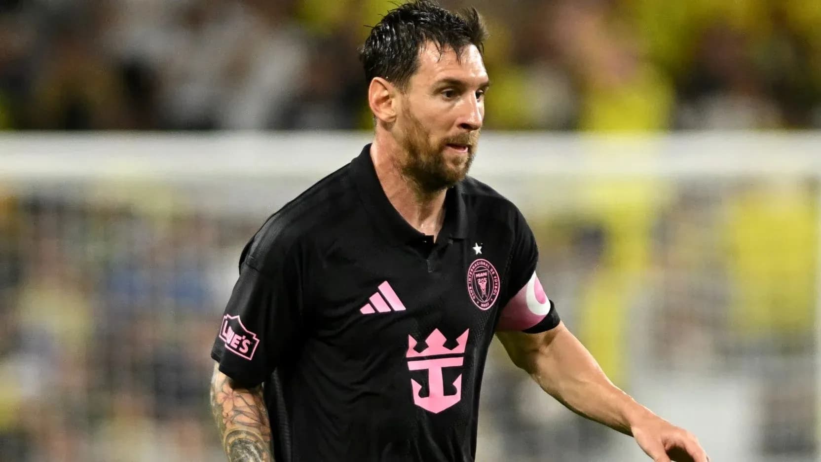 Futbolchi qora formada harakatlanmoqda Futbolchi qora formada harakatlanmoqda