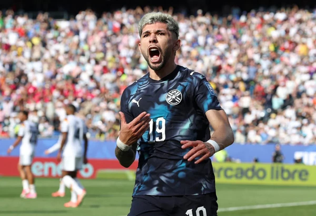 Futbolchi gol urganidan keyin qiyofasini namoyish etmoqda Futbolchi gol urganidan keyin qiyofasini namoyish etmoqda