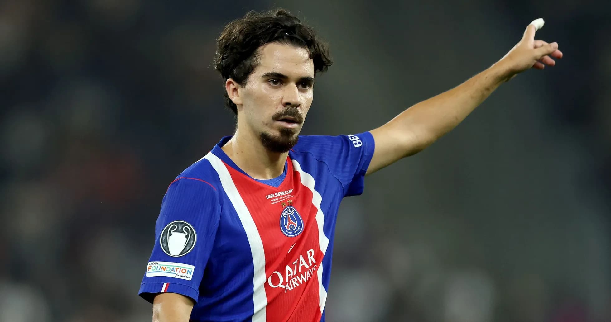 Futbolchi maydonda qo'lini ko'tarib turibdi Futbolchi maydonda qo'lini ko'tarib turibdi