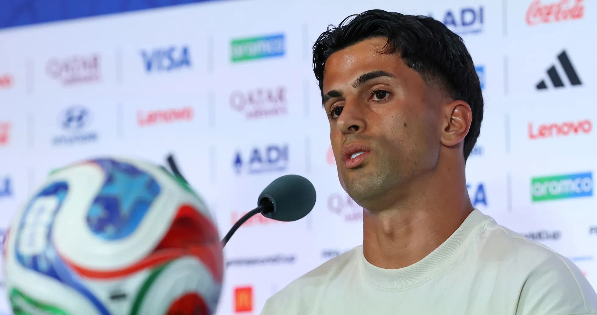 Futbolchi matbuot anjumanida so'zlayapti Futbolchi matbuot anjumanida so'zlayapti