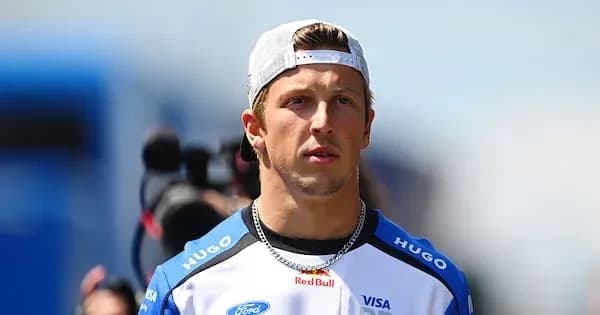 Maqsadli sportchi poyga maydonida yurmoqda Maqsadli sportchi poyga maydonida yurmoqda