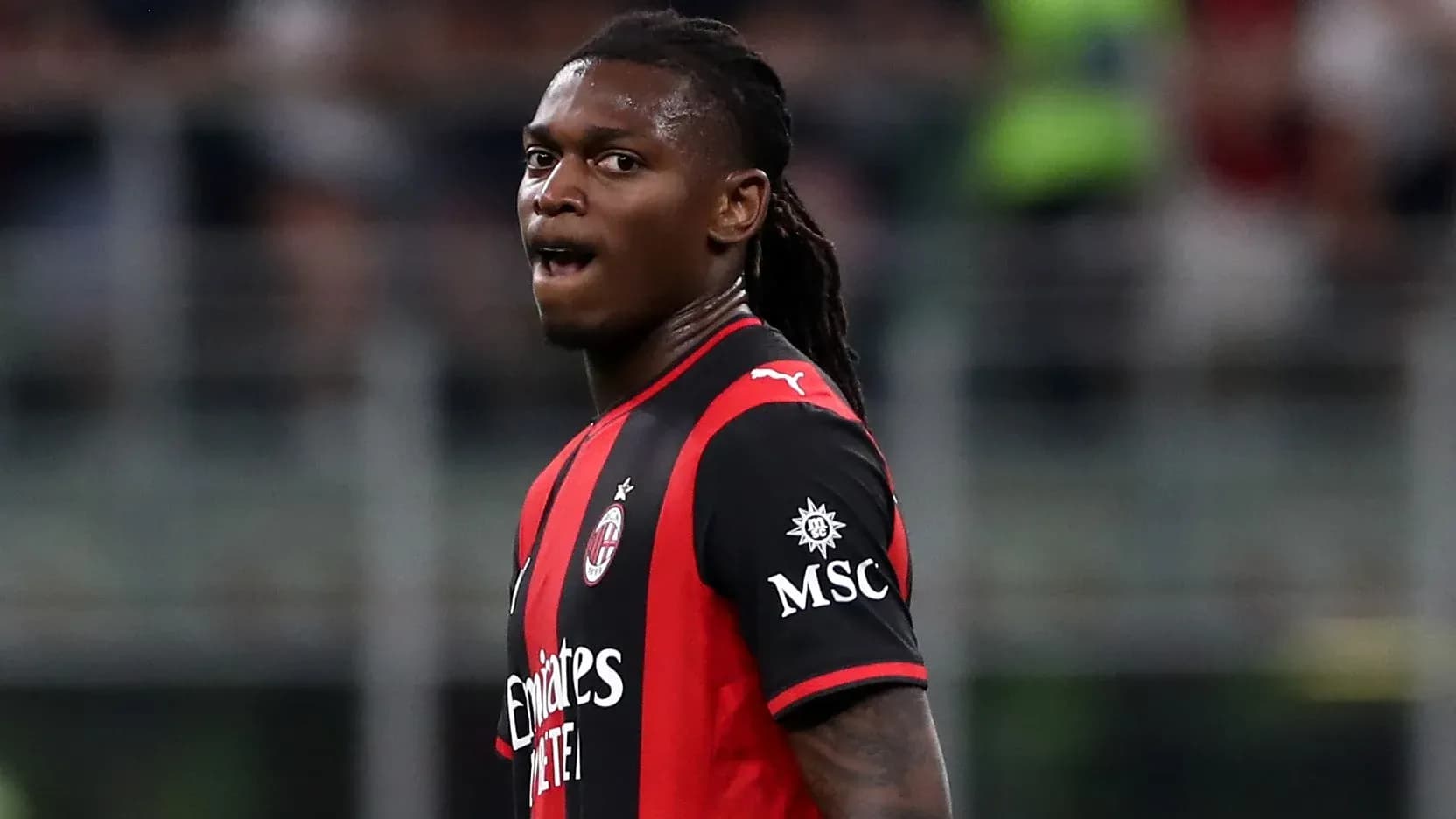 Futbolchi AC Milan formasida maydonda turibdi Futbolchi AC Milan formasida maydonda turibdi