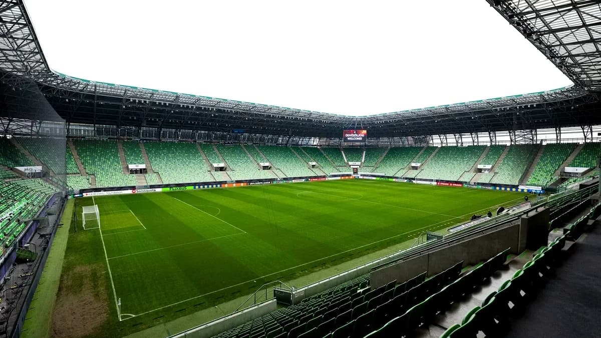 Bo'sh futbol maydoni va tomoshabin o'rindoshlari Bo'sh futbol maydoni va tomoshabin o'rindoshlari