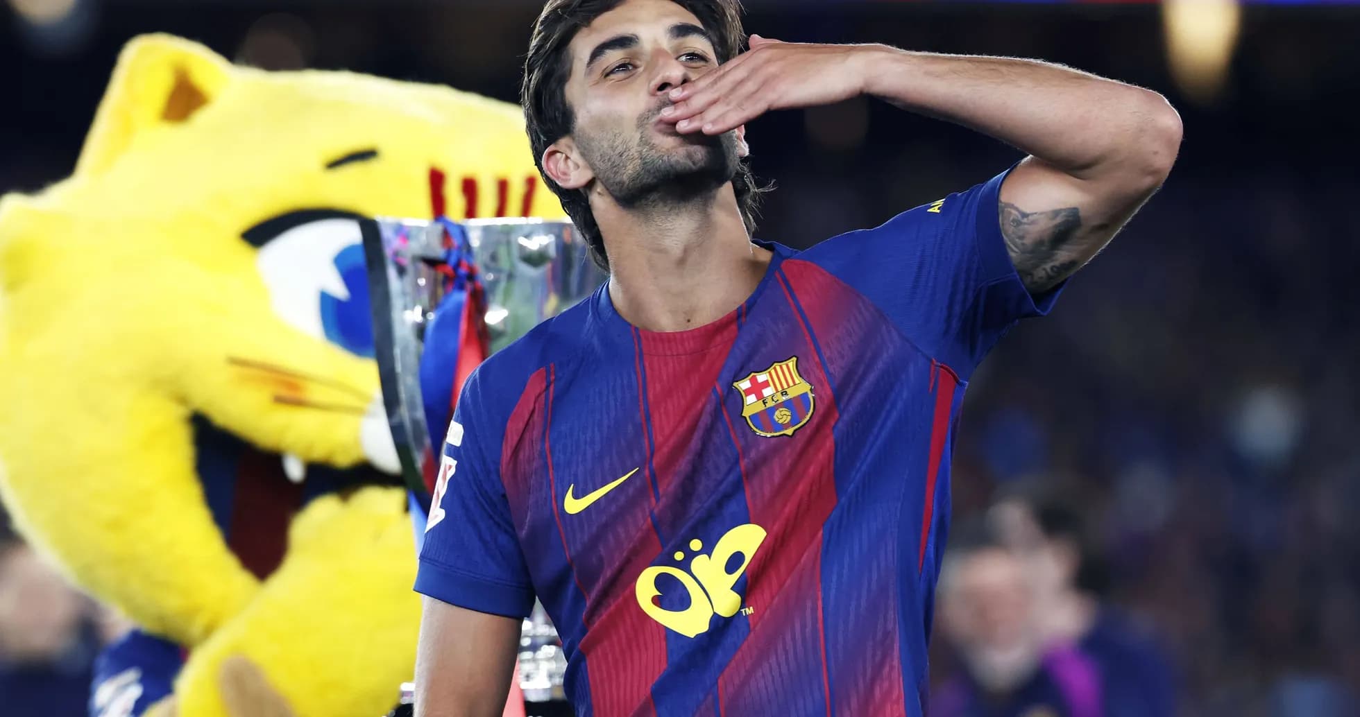 Futbolchi mukofot bilan tabriklayapti Futbolchi mukofot bilan tabriklayapti
