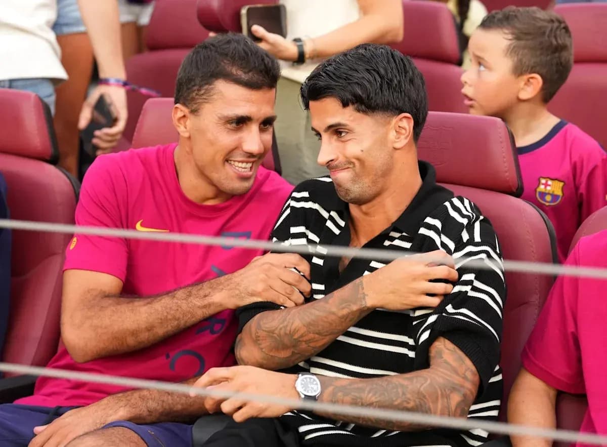 Ikkita futbolchi stadionda o'rindiqlarda o'tirmoqda Ikkita futbolchi stadionda o'rindiqlarda o'tirmoqda