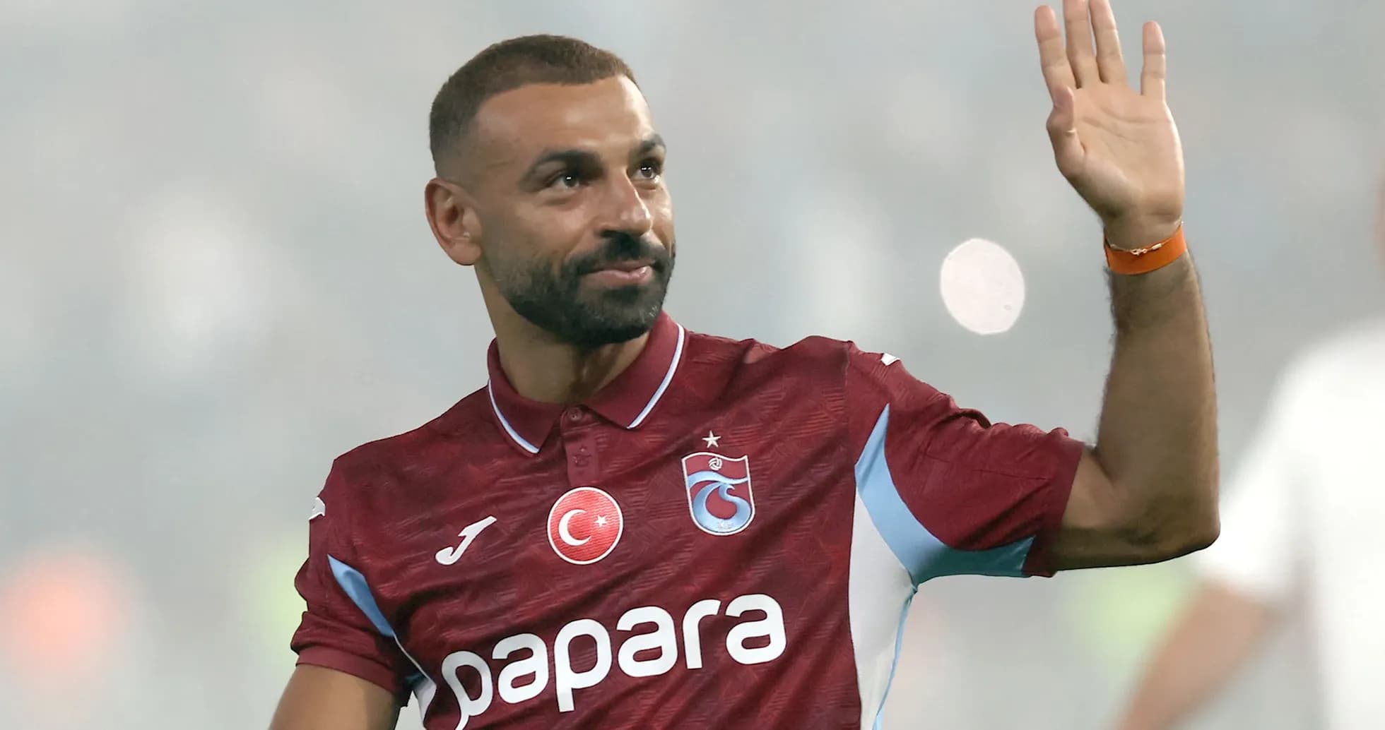 Futbolchi stadionda muxlislarga qo'l silkmoqda Futbolchi stadionda muxlislarga qo'l silkmoqda