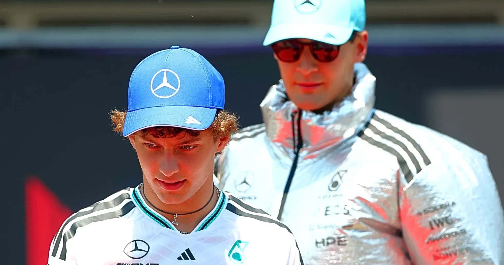 Ikkita shaxs Mercedes brendida sport kiyimida Ikkita shaxs Mercedes brendida sport kiyimida