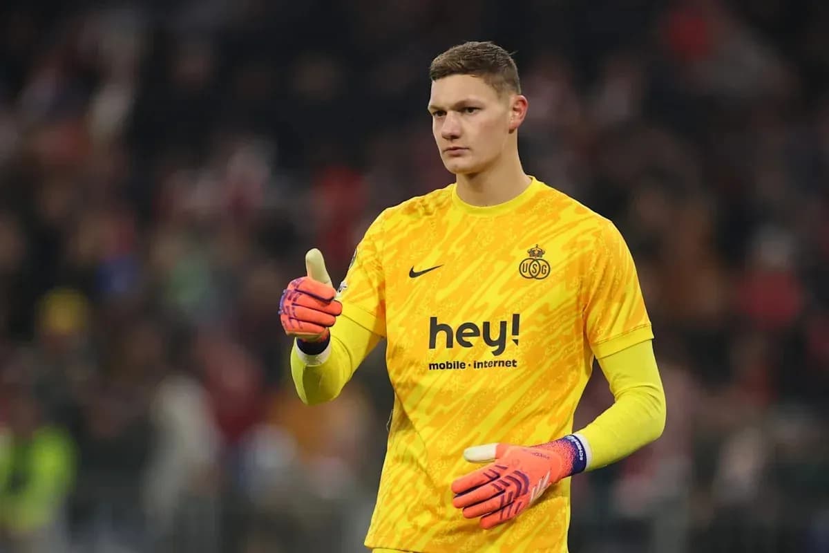 Goalkeeper in yellow kit giving thumbs up Goalkeeper in yellow kit giving thumbs up