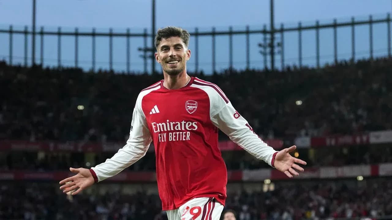 Futbolchi maydonda quvonch bilan qo'llarini ochmoqda Futbolchi maydonda quvonch bilan qo'llarini ochmoqda