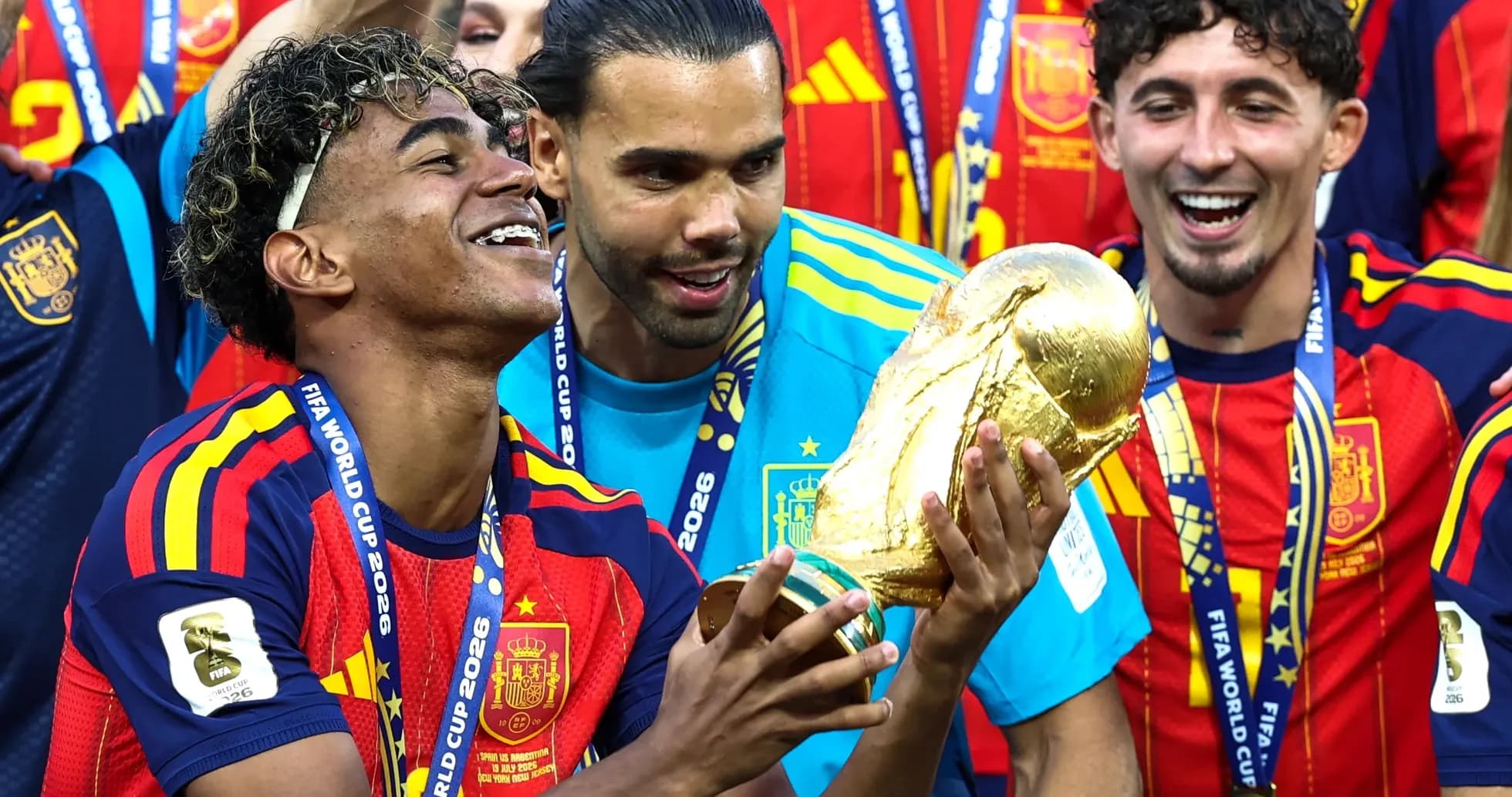 Ispaniya jamoasi FIFA Jahon kubogini qo'lga kiritmoqda Ispaniya jamoasi FIFA Jahon kubogini qo'lga kiritmoqda