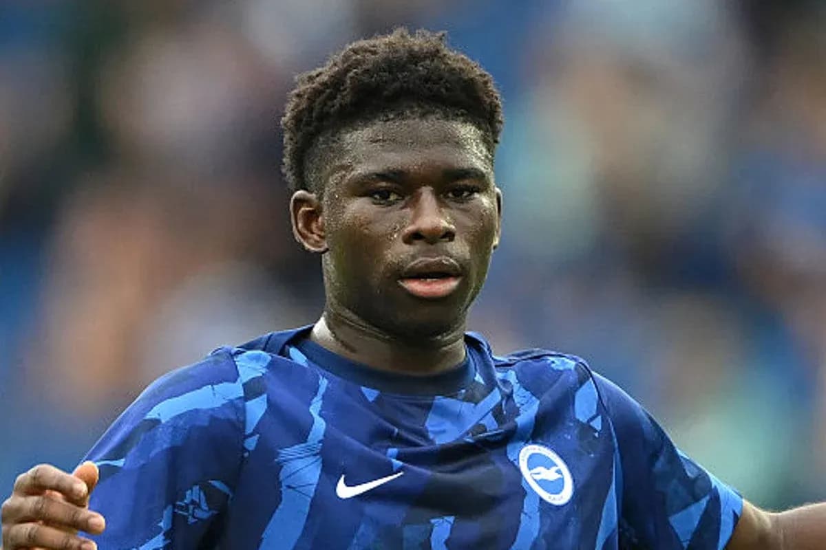 Futbolchi maydonda harakatda, Brighton formasi kiygan Futbolchi maydonda harakatda, Brighton formasi kiygan