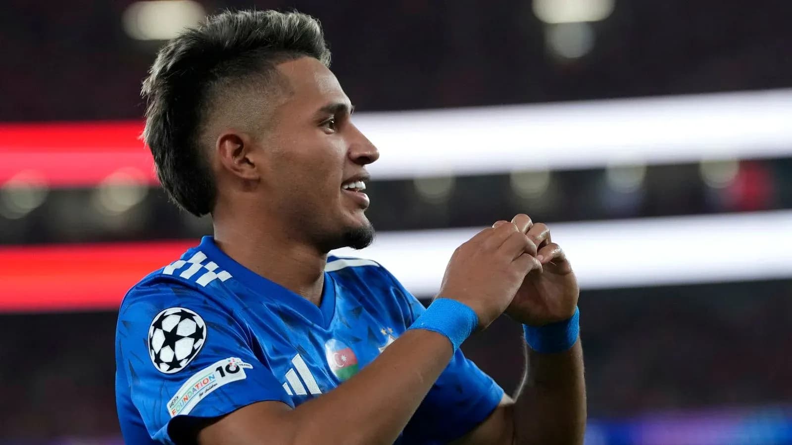 Futbolchi goli nishonlayotgan paytda Futbolchi goli nishonlayotgan paytda