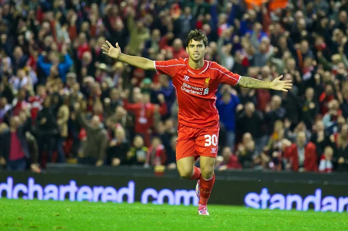 Futbolchi gollarni nishonlayotgan Liverpool o'yinchisi Futbolchi gollarni nishonlayotgan Liverpool o'yinchisi