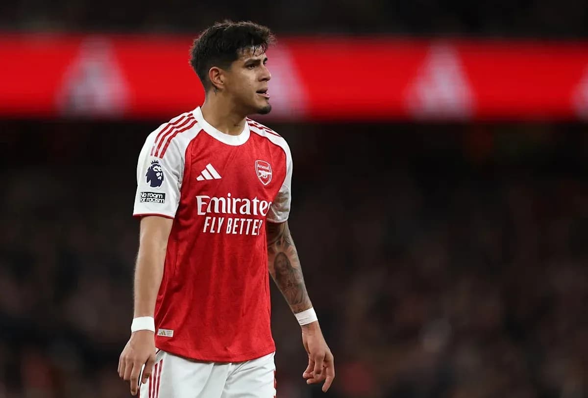 Futbolchi Arsenal formasida maydonda turibdi Futbolchi Arsenal formasida maydonda turibdi