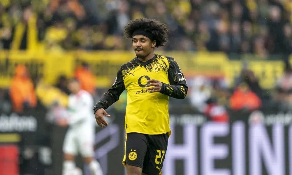 O'yinchi Dortmund formasida maydonda harakatlanmoqda O'yinchi Dortmund formasida maydonda harakatlanmoqda