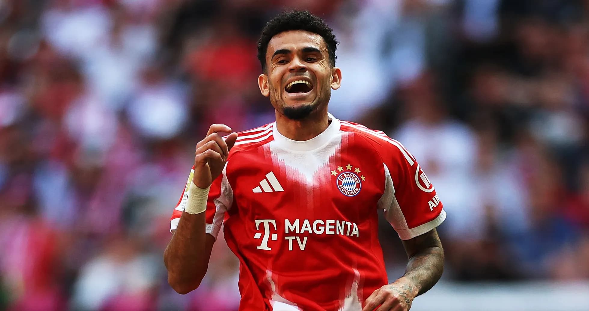 Futbolchi Bayern Munich formasida g'alaba qozonmoqda Futbolchi Bayern Munich formasida g'alaba qozonmoqda