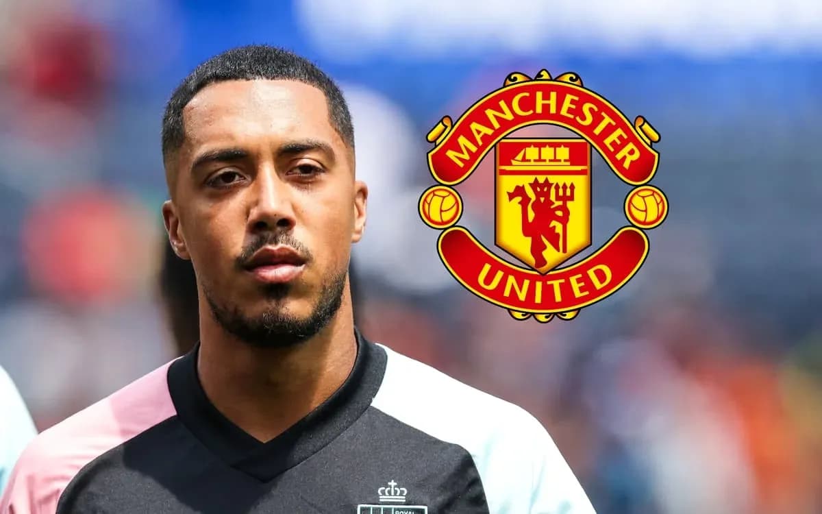 Futbolchi Manchester United logosi oldida Futbolchi Manchester United logosi oldida