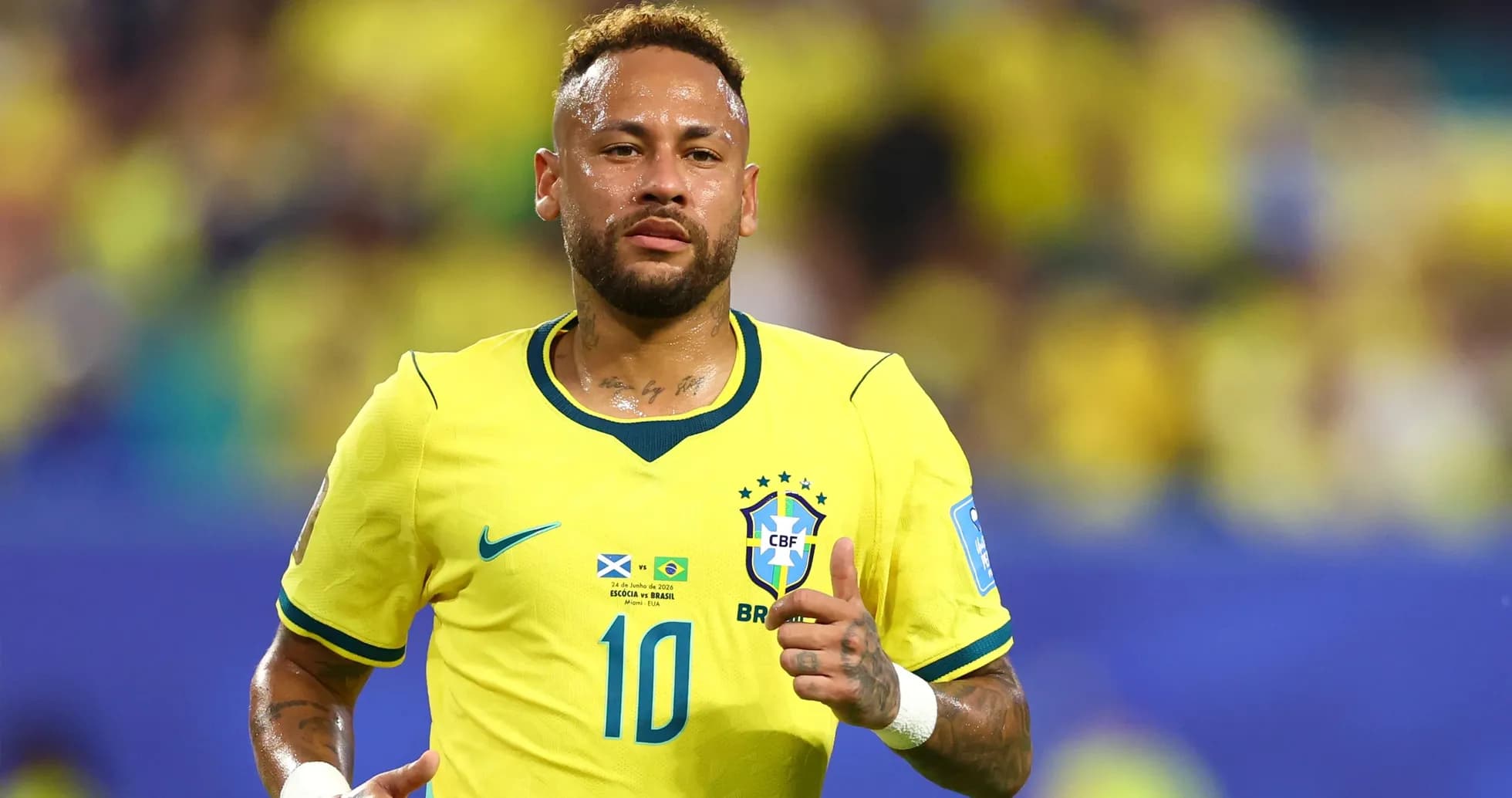 Futbolchi Neymar Braziliya formasi bilan maydonda Futbolchi Neymar Braziliya formasi bilan maydonda