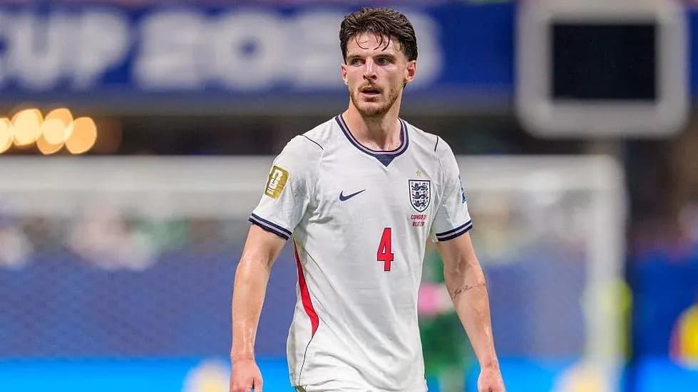 Futbolchi England formasida maydonda harakatda Futbolchi England formasida maydonda harakatda