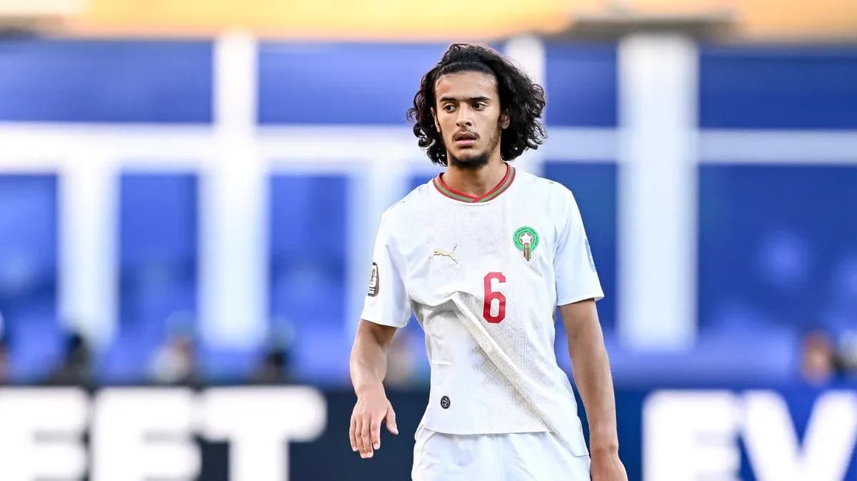 Futbolchi maydonda harakatda, oq forma kiygan Futbolchi maydonda harakatda, oq forma kiygan