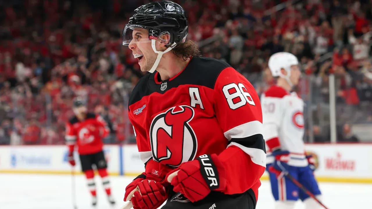 O'yinchi New Jersey Devils formasida qiyshaymoqda O'yinchi New Jersey Devils formasida qiyshaymoqda
