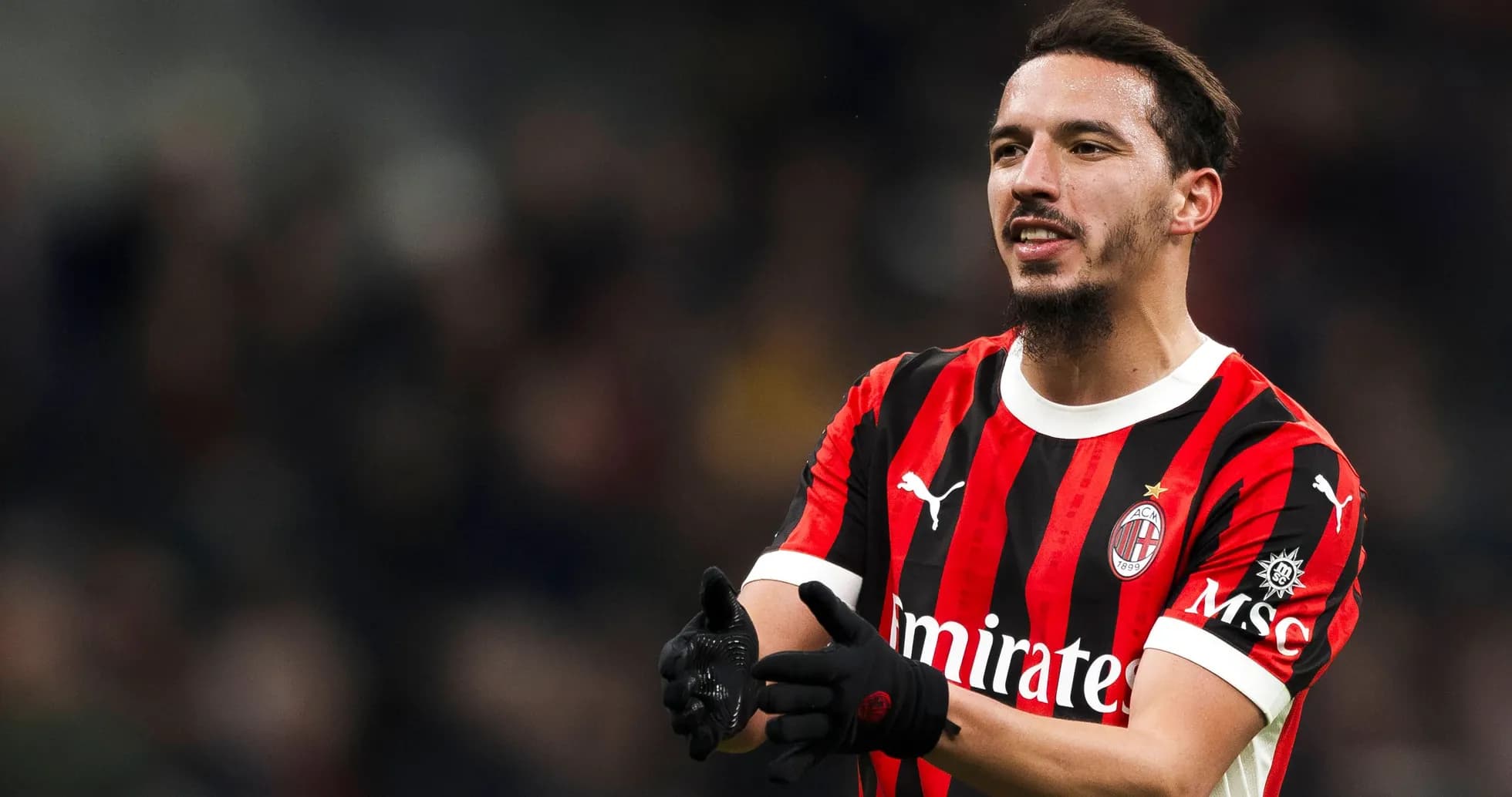 Futbolchi AC Milan formasida maydonda harakatda Futbolchi AC Milan formasida maydonda harakatda