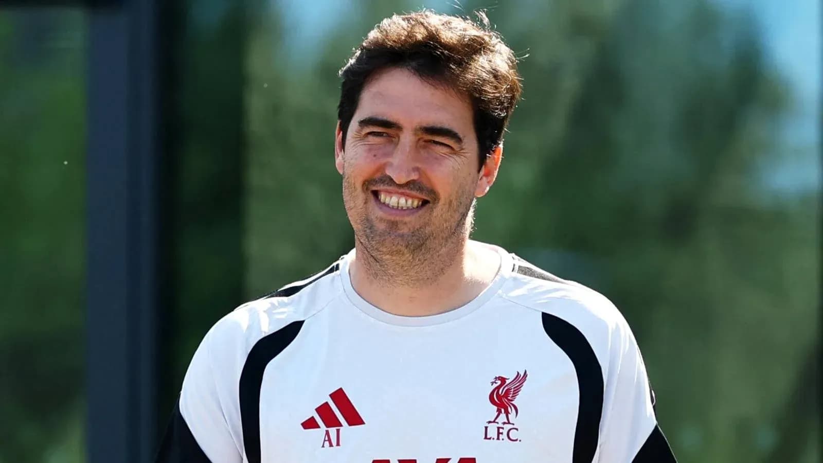 Trener LFC mashg'ulotida tabassum qilmoqda Trener LFC mashg'ulotida tabassum qilmoqda