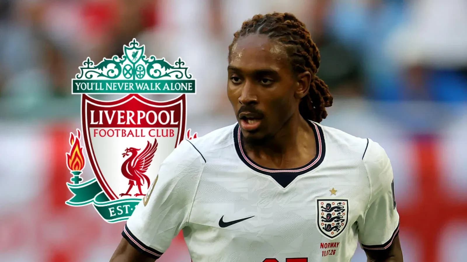 Futbolchi Liverpool logosi bilan maydonda harakatda Futbolchi Liverpool logosi bilan maydonda harakatda