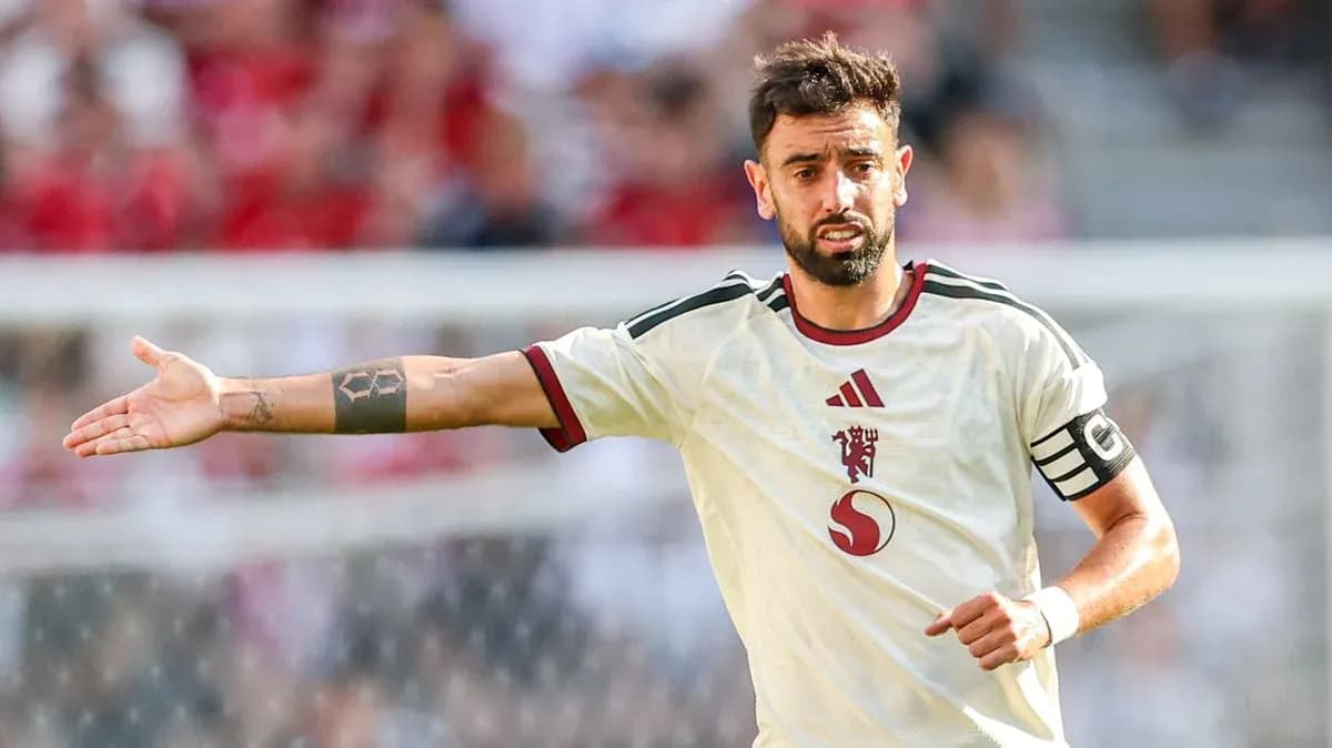 Futbolchi maydonida jamoasini boshqarayotgan o'yinchi Futbolchi maydonida jamoasini boshqarayotgan o'yinchi