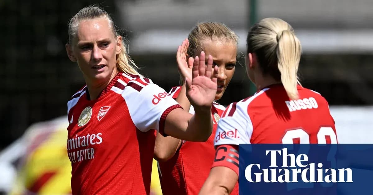 Futbolchilar jamoada bir-biriga salom berishmoqda Futbolchilar jamoada bir-biriga salom berishmoqda