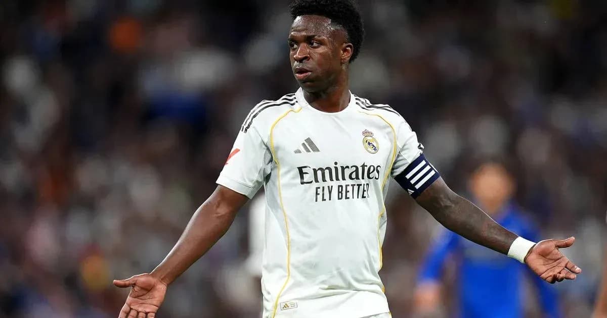 Futbolchi maydonda raqobatlashayotgan holatda Futbolchi maydonda raqobatlashayotgan holatda