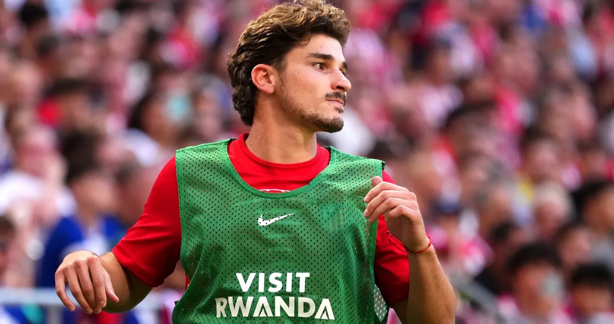 Futbolchi zaxira kiyimida maydonga chiqmoqda Futbolchi zaxira kiyimida maydonga chiqmoqda