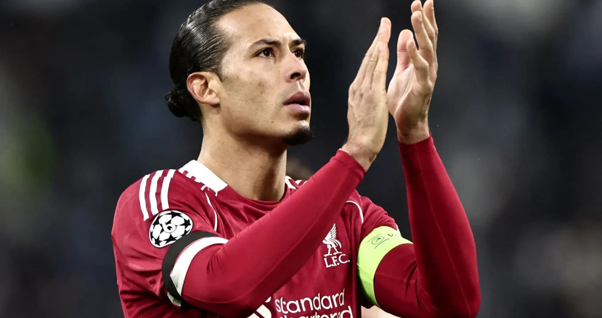 Futbolchi maydonda qo'llarini ko'targan Futbolchi maydonda qo'llarini ko'targan