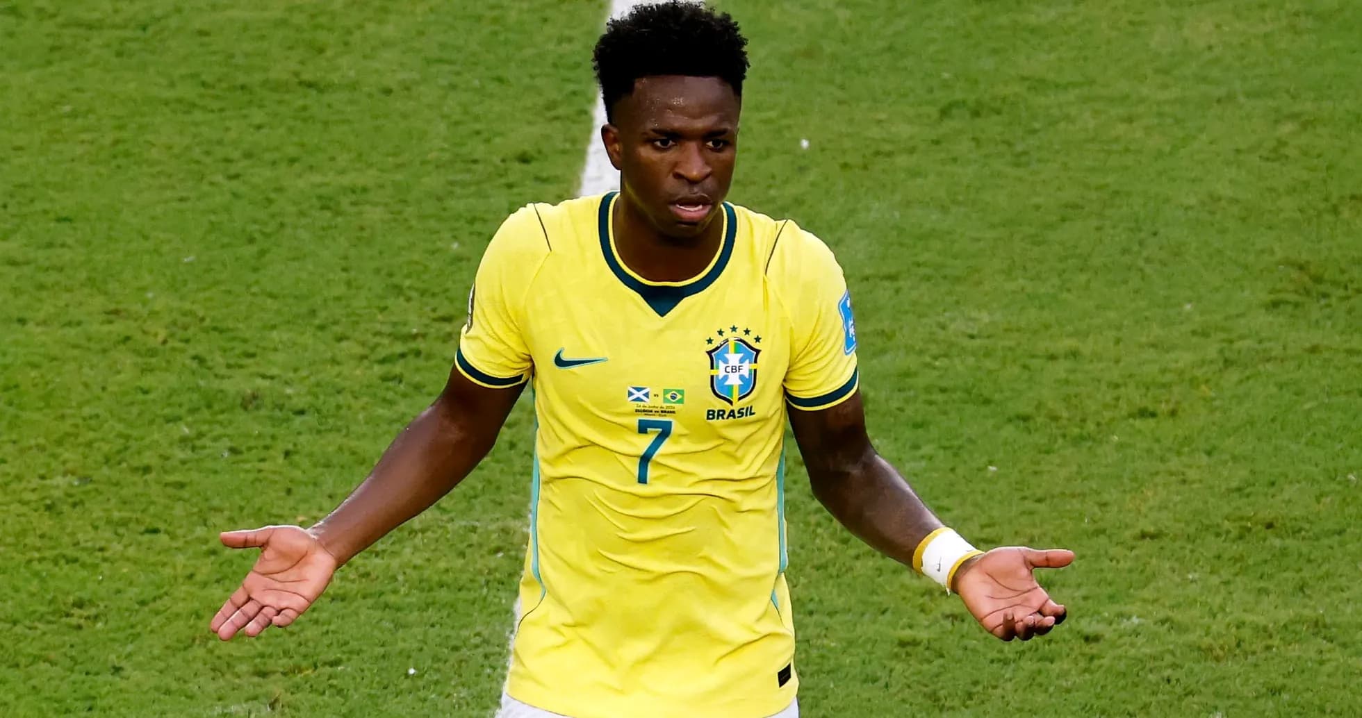 Futbolchi Braziliya formasida maydonda turibdi Futbolchi Braziliya formasida maydonda turibdi