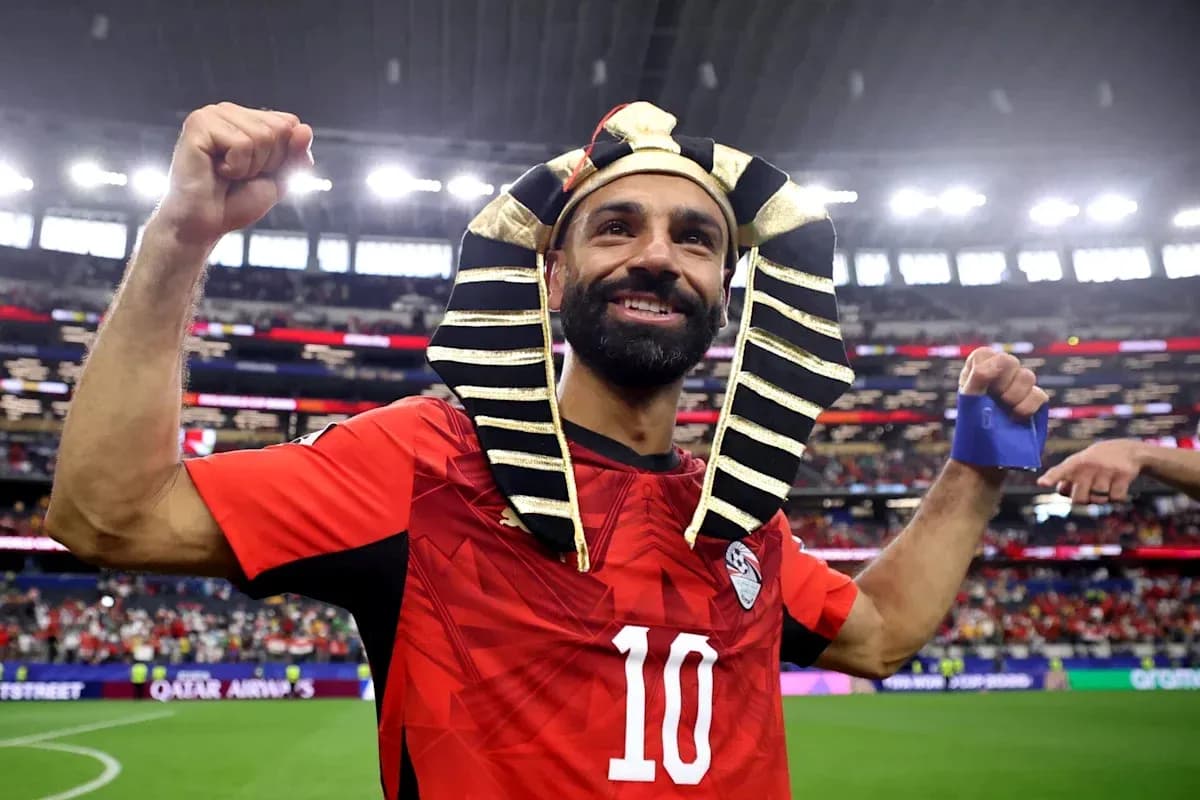 Futbolchi Misr formasi bilan sahnada quchib turibdi Futbolchi Misr formasi bilan sahnada quchib turibdi
