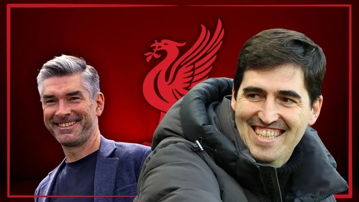 Ikkita murabbiy Liverpool logosi fonida tabassum qilmoqda Ikkita murabbiy Liverpool logosi fonida tabassum qilmoqda