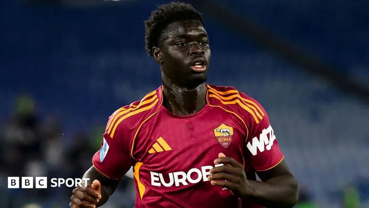 Futbolchi Roma formasida maydonda harakatda Futbolchi Roma formasida maydonda harakatda