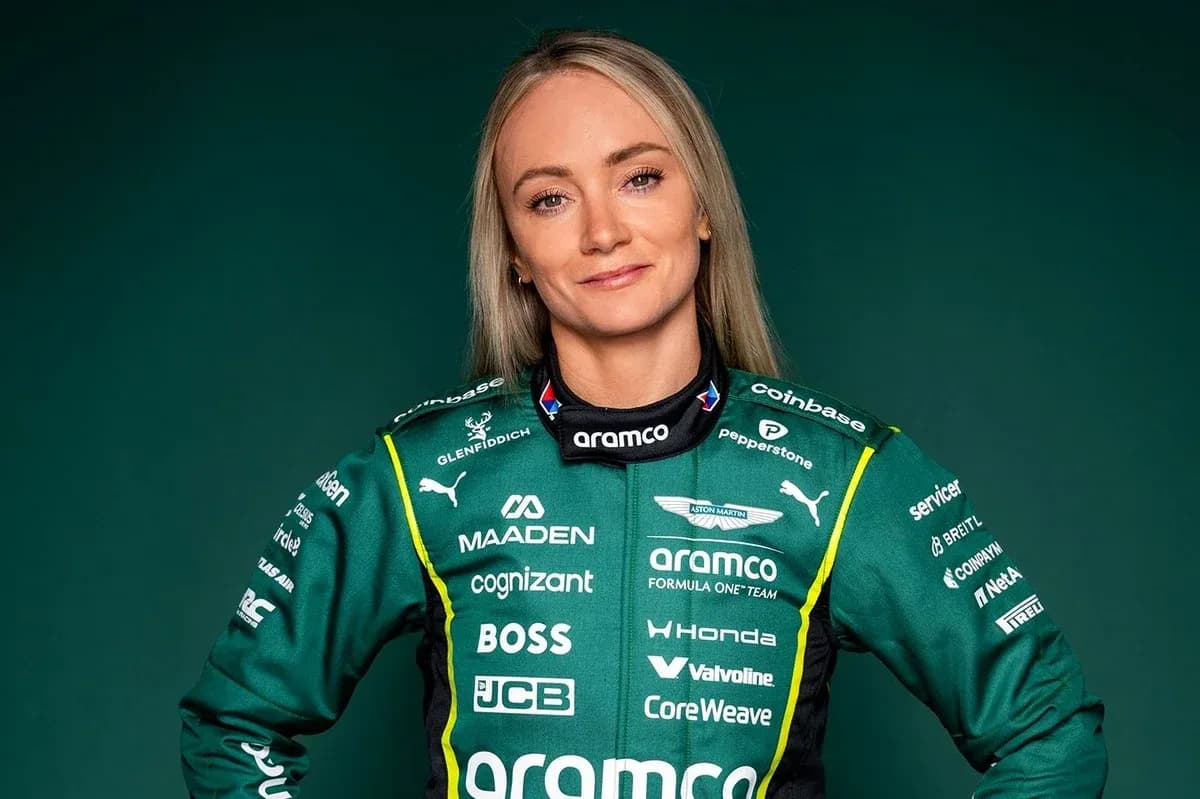 Ayollar Formula 1 poygasi uchun kostyumda haydovchi Ayollar Formula 1 poygasi uchun kostyumda haydovchi