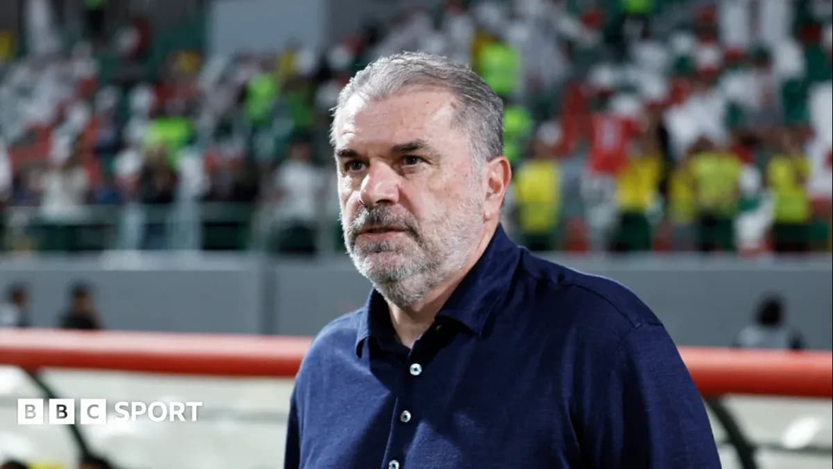 Murabbiy stadion yonida o'yin paytida Murabbiy stadion yonida o'yin paytida