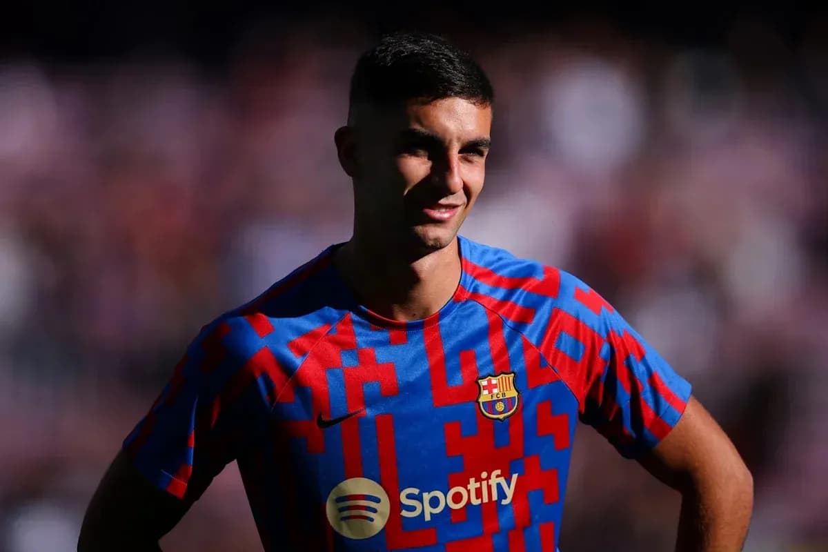 Futbolchi Barcelona formasida kulgusi futbolchi Futbolchi Barcelona formasida kulgusi futbolchi